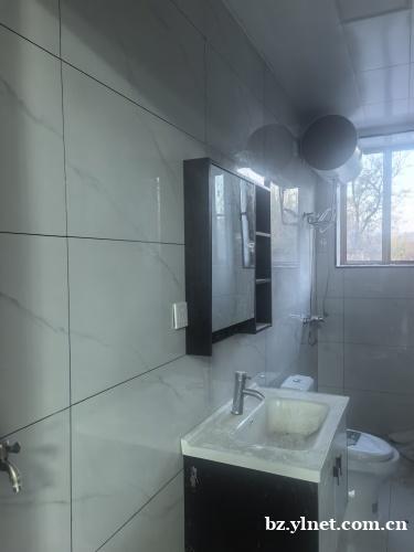 二毛附近精装修家具家电齐全，还有空调拎包入住。停车免费。